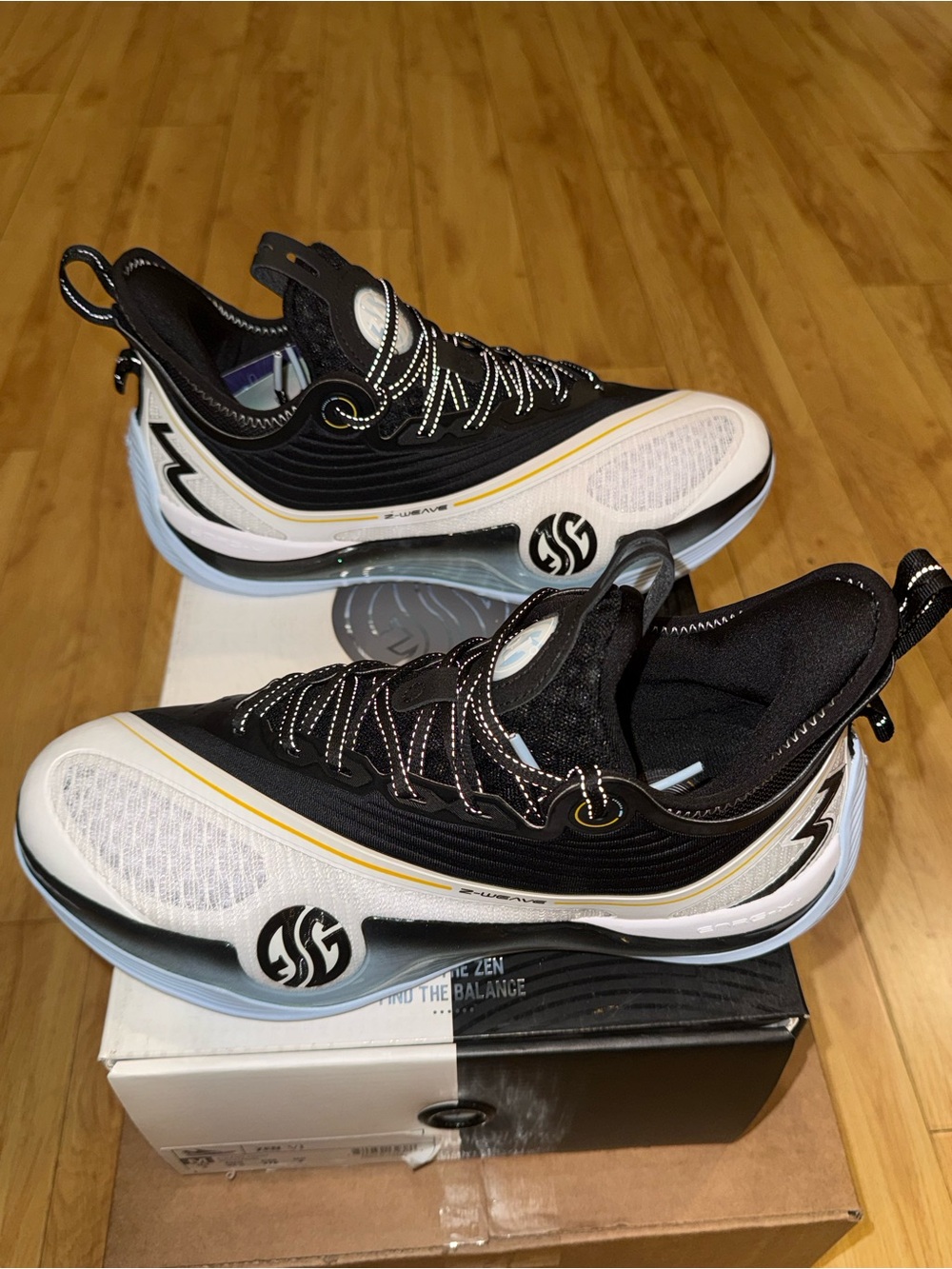 361 Degrees Men’s Zen VI Black/White/Blue Basketball Sneakers - Picture 3 of 12